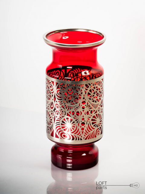 Red hortensja vase with braid