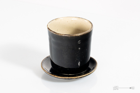 ceramiczny kieliszek z podstawkiem