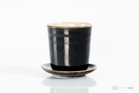 ceramiczny kieliszek z podstawką