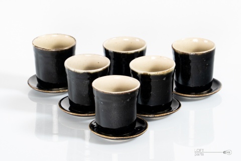 komplet ceramicznych kieliszków ze spodkami