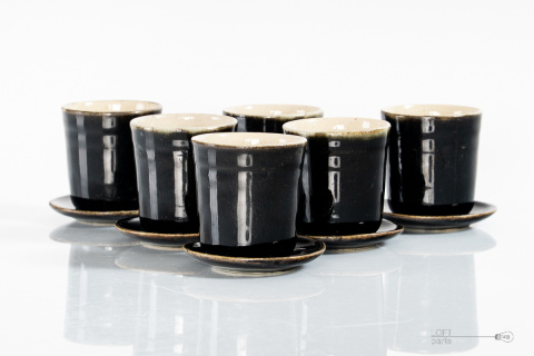 ceramiczne kieliszki z podstawkami