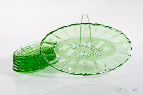 A set of green herring platesc Thistles Ząbkowice