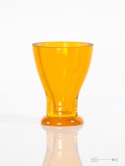pomarańczowy szklany kieliszek
