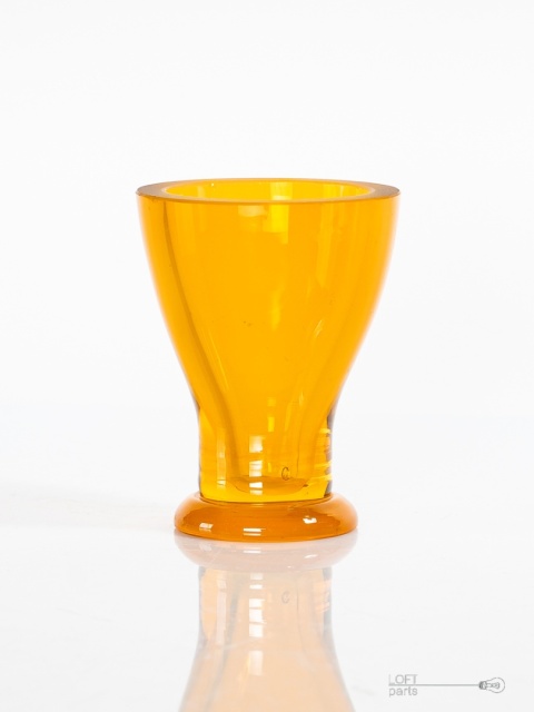 pomarańczowy szklany kieliszek