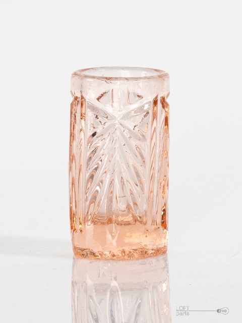 stary rozalinowy kieliszek