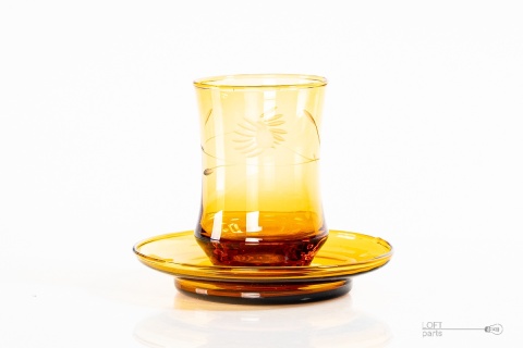 miodowa szklanka ze spodkiem