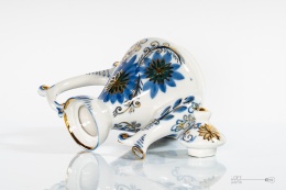stary porcelanowy dzbanek