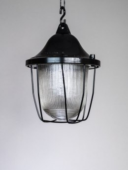 Aluminum pendant lamp in black.