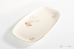 patera z kwiatowym motywem chodzież