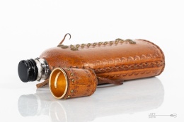 skórzana piersiówka