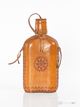 butelka oprawiona w skórę