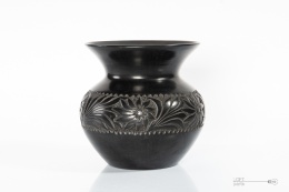 czarny wazon z kwiatowym motywem