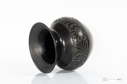 czarny wazon z reliefem