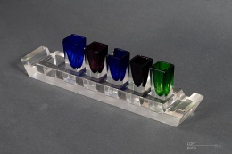 kolorowe kieliszki z podstawką