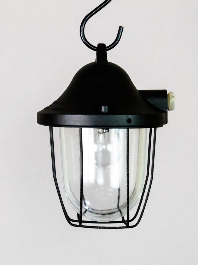 Lampa wisząca aluminiowa w kolorze czarnym.