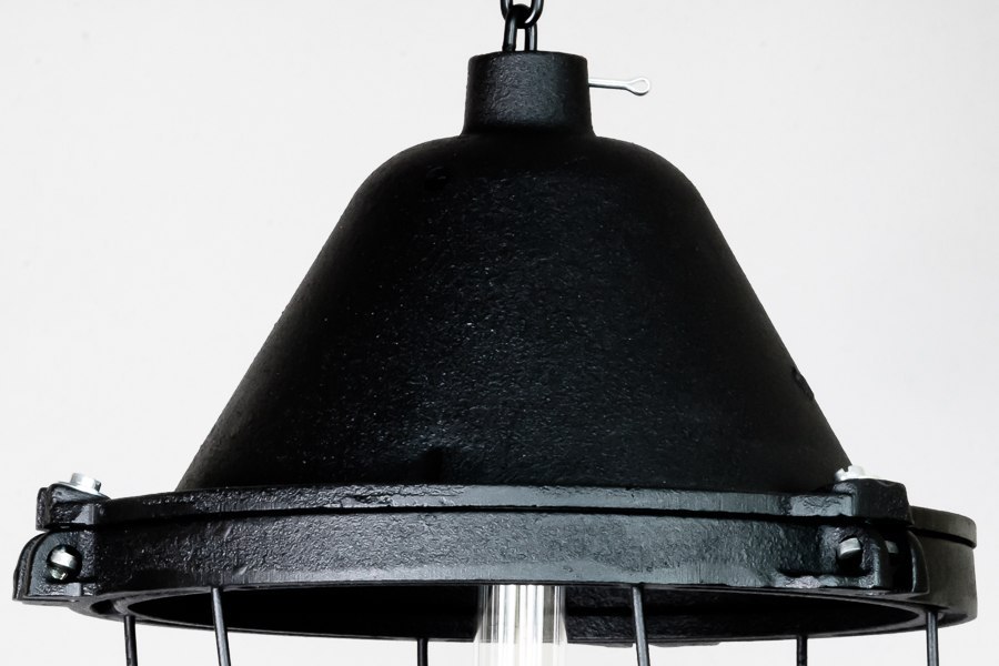 Lampa wisząca żeliwna w kolorze czarnym z żarówką Edison